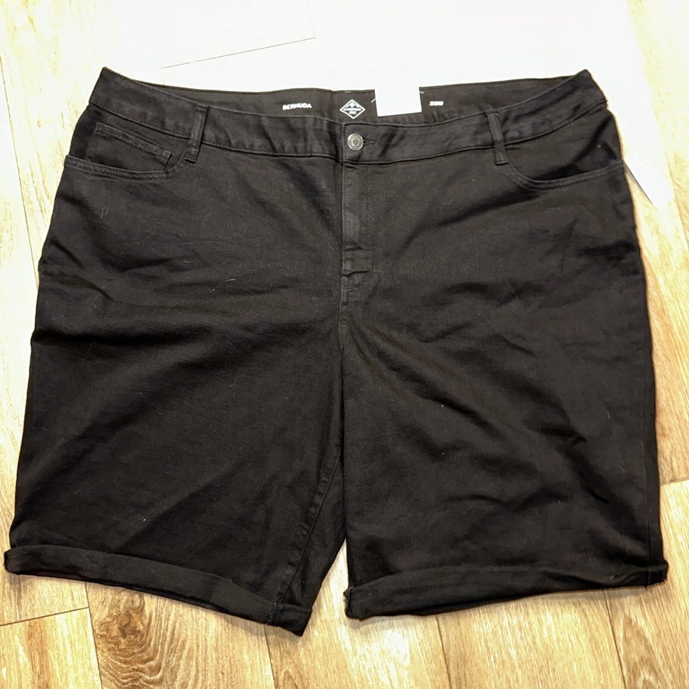 St. John's Bay Women's Mid Rise Cuffed Black Twill Bermuda‎ Shorts Size 28W NEW